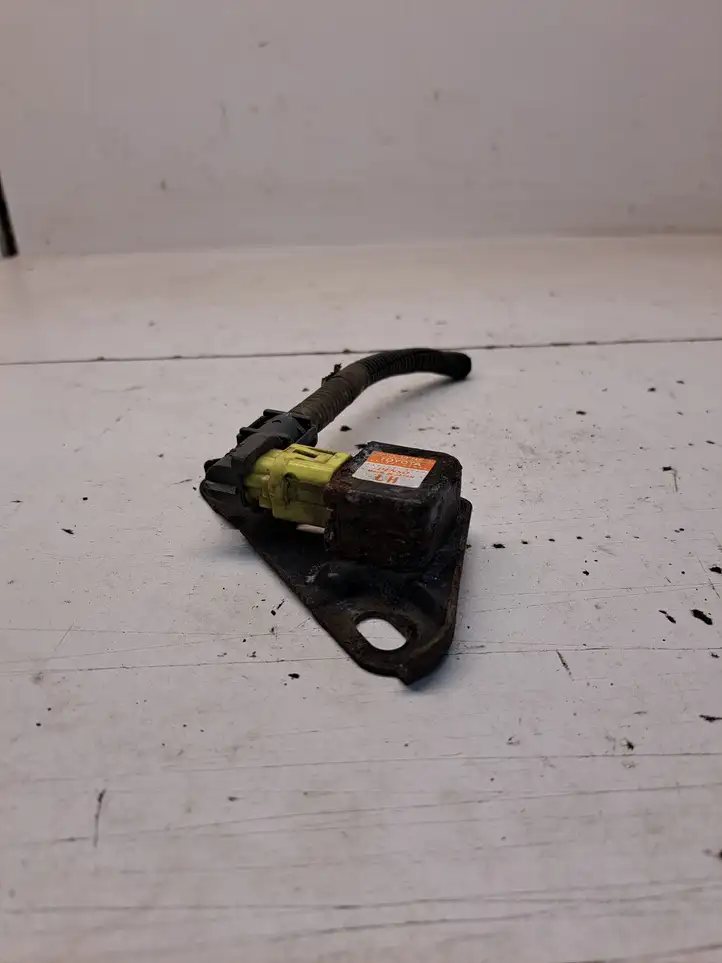 Toyota Prius (NHW20) (2003 - 2009) 8917447040 Датчик удара SRS — фото 8