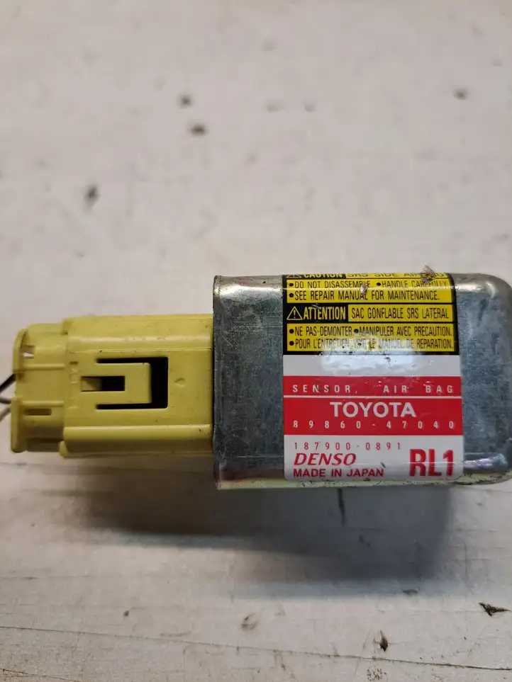 Toyota Prius (XW20) (2003 - 2009) 8986047040 Датчик удара SRS — фото 2