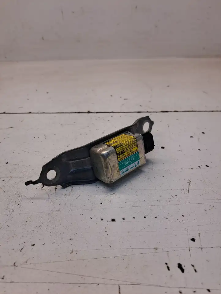Toyota Prius (XW20) (2003 - 2009) 8983447020 Датчик удара SRS — фото 2