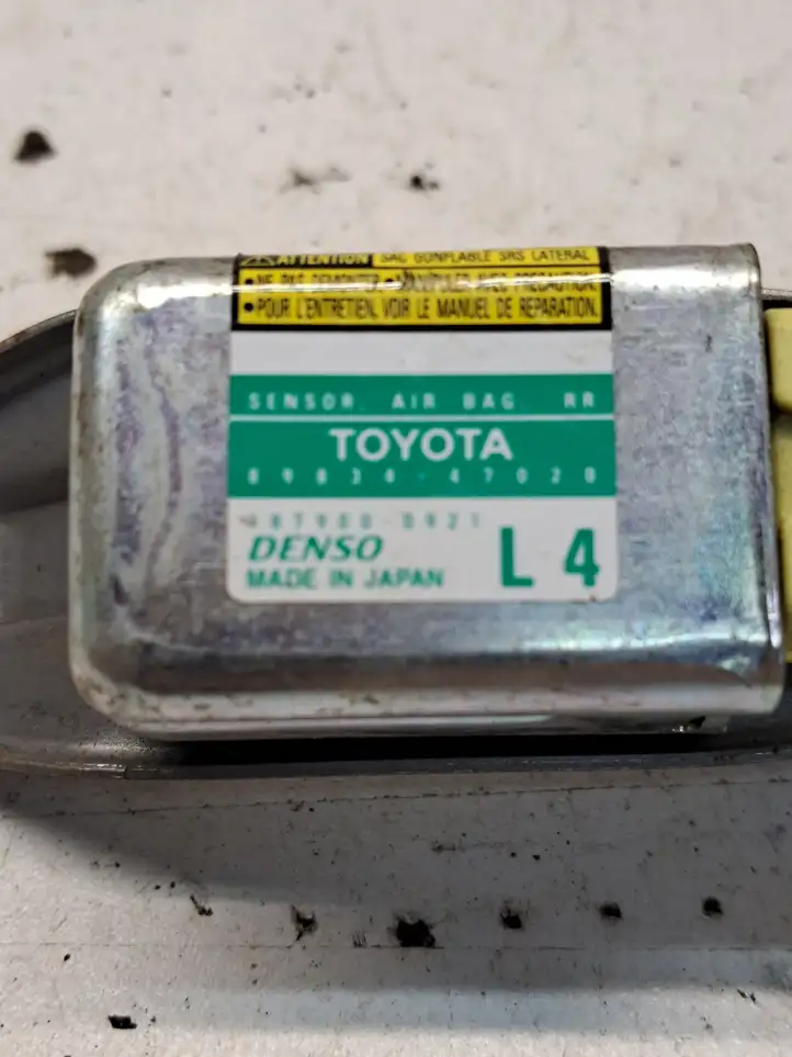 Toyota Prius (XW20) (2003 - 2009) 8983447020 Датчик удара SRS — фото 4