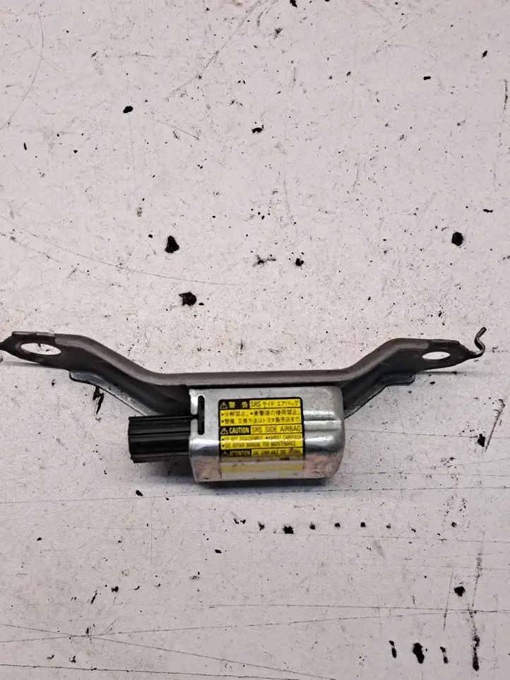 Toyota Prius (XW20) (2003 - 2009) 8983347030 Датчик удара SRS — фото 1