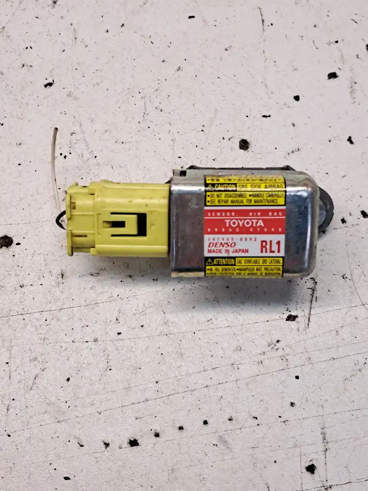 Toyota Prius (XW20) (2003 - 2009) 8986047040 Датчик удара SRS — фото 1