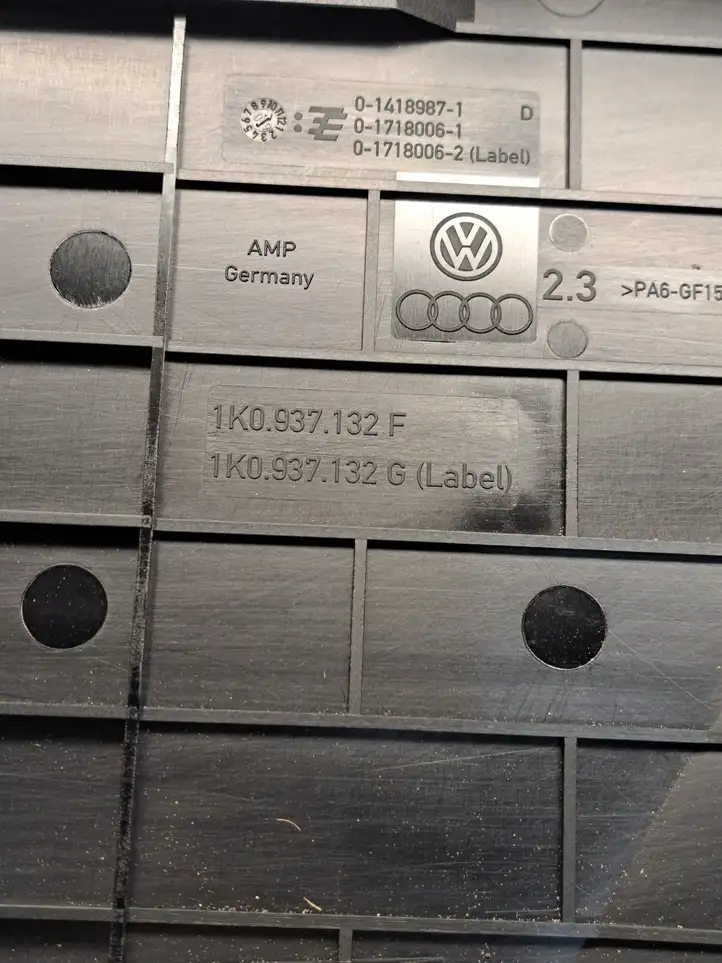 Volkswagen Golf V (2003 - 2009) 1K0937132F Крышка ящика предохранителей — фото 7