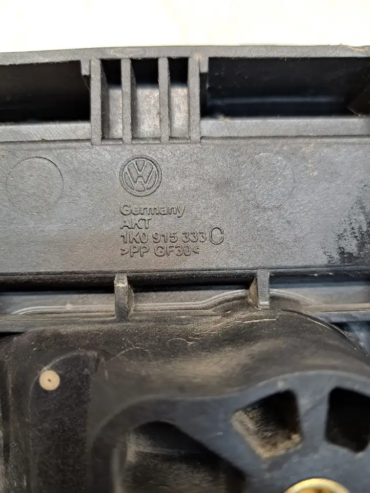 Volkswagen PASSAT B6 (2005 - 2010) 1K0915333C Площадка аккумулятора — фото 5