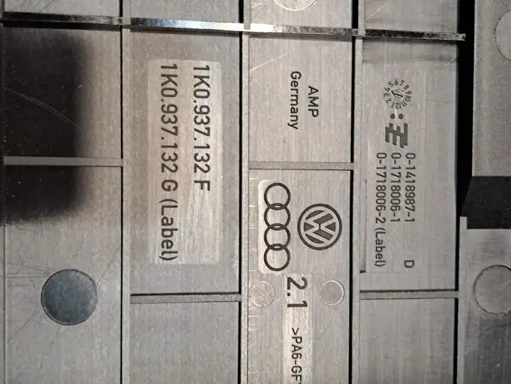 Volkswagen Golf V (2003 - 2009) 1K0937132F Крышка ящика предохранителей — фото 2
