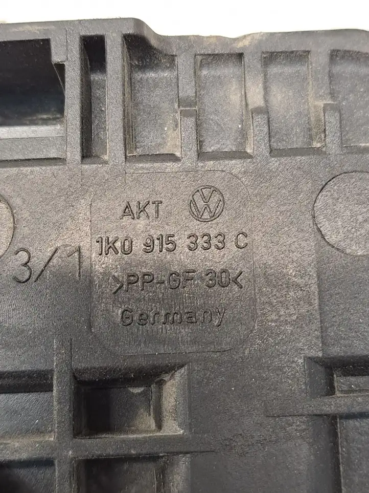 Volkswagen PASSAT B6 (2005 - 2010) 1K0915333C Площадка аккумулятора — фото 2