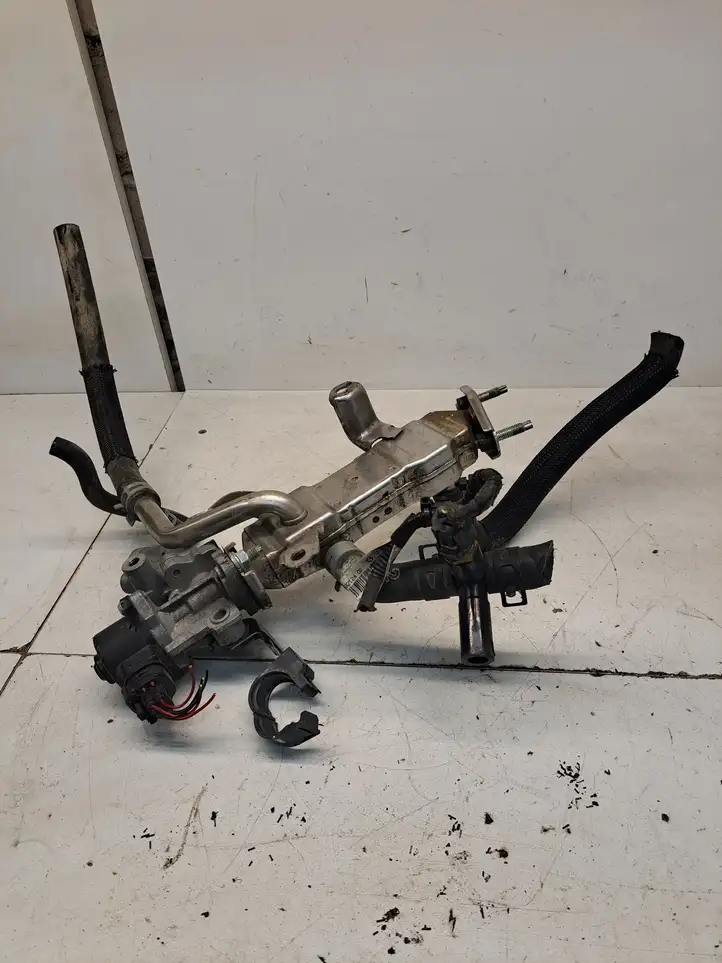 Toyota Prius (XW30) (2009 - 2015) 2562037120 Охладитель клапана EGR — фото 1
