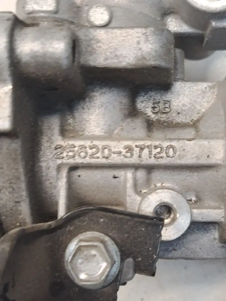 Toyota Prius (XW30) (2009 - 2015) 2562037120 Охладитель клапана EGR — фото 2