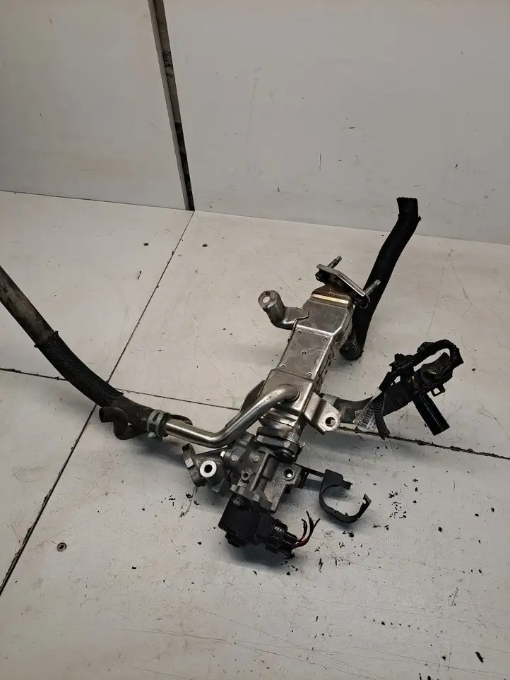 Toyota Prius (XW30) (2009 - 2015) 2562037120 Охладитель клапана EGR — фото 3