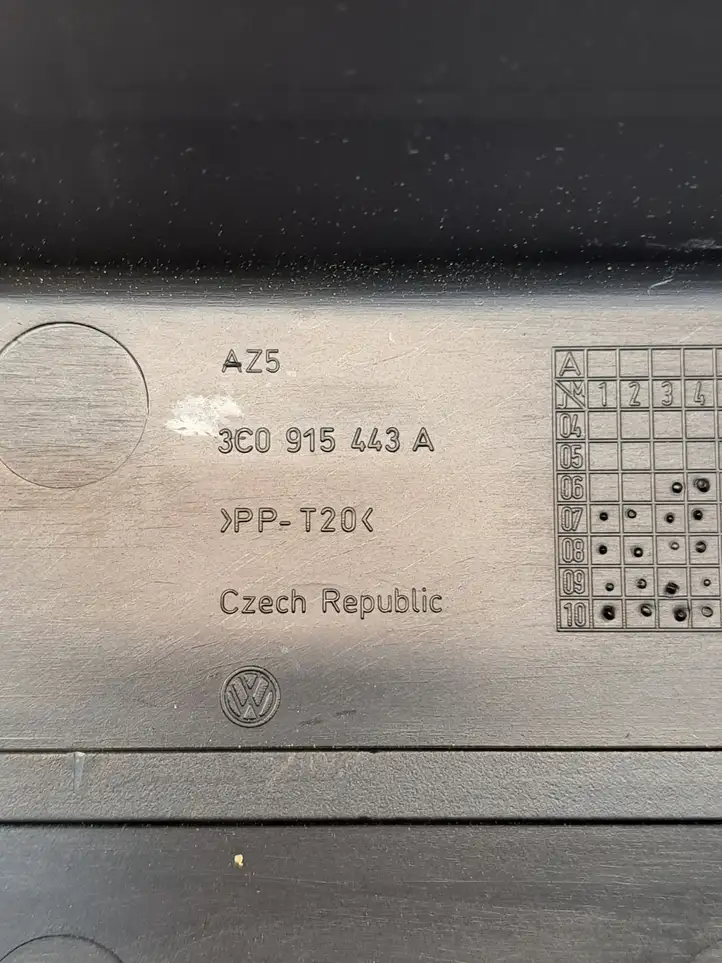 Volkswagen PASSAT B6 (2005 - 2010) 3C0915443A Крышка ящика аккумулятора — фото 2