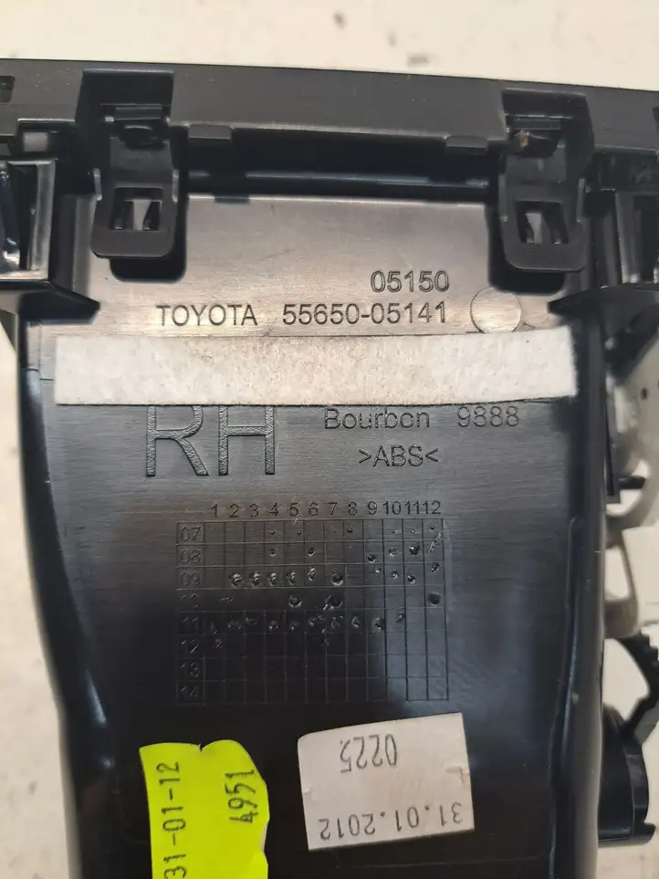 Toyota Avensis T270 (2009 - 2012) 5565005141 Воздушная решетка панели — фото 5