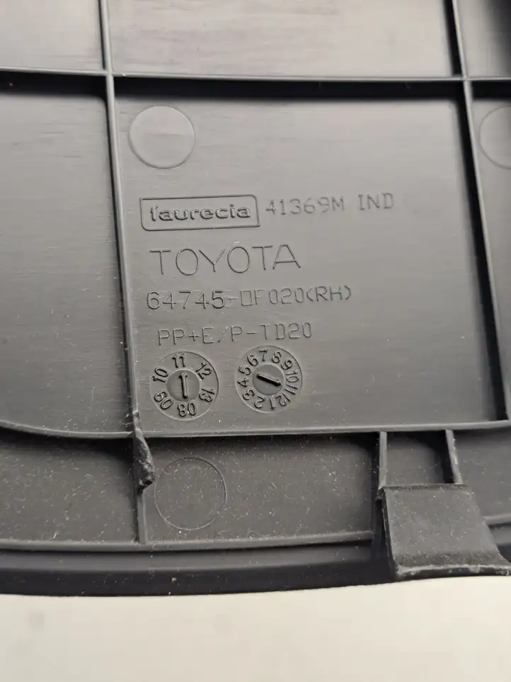 Toyota Verso (2009 - 2012) 647450F020 Прочая отделка багажника — фото 2