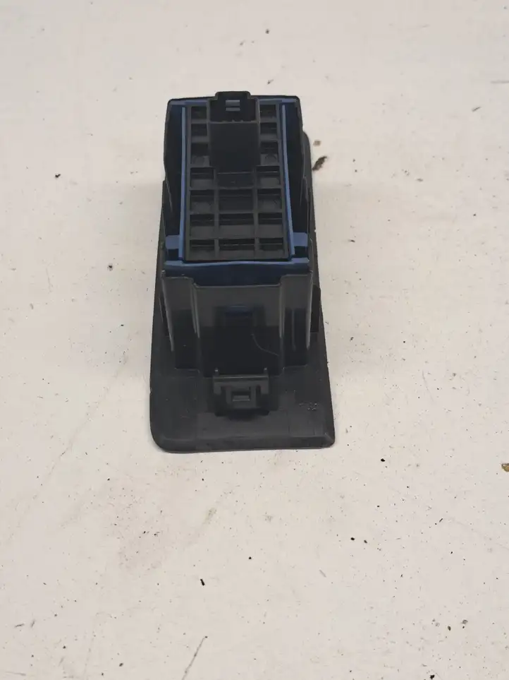 Toyota Verso (2009 - 2012) 742720F010 Блок кнопок стеклоподъемников — фото 2