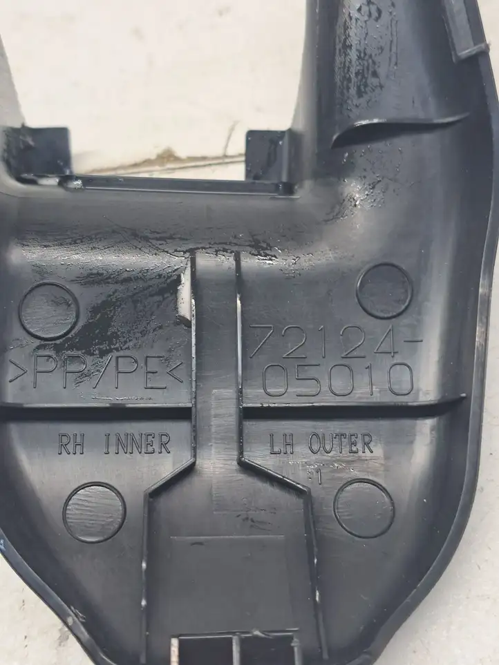 Toyota Avensis T270 (2009 - 2012) 7212405010 Прочие детали салона — фото 8