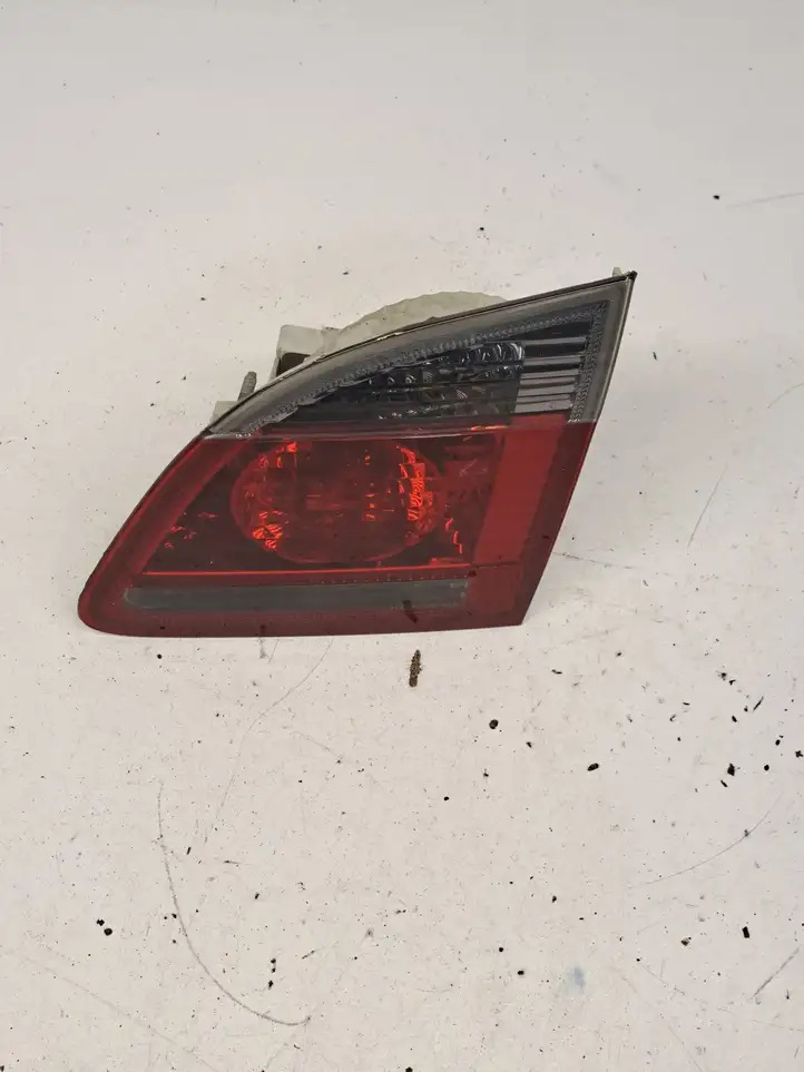 BMW 5 E60 E61 (2004 - 2010) 6925894 Задний фонарь в крышке багажника — фото 1