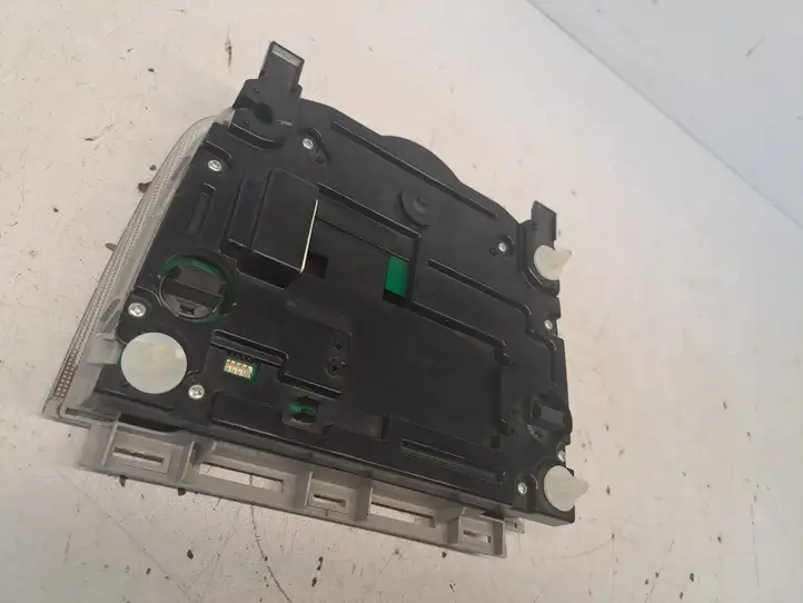 Toyota Prius (XW30) (2009 - 2015) 1D153044G Передняя подсветка — фото 3