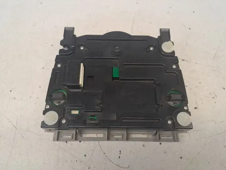 Toyota Prius (XW30) (2009 - 2015) 1D153044G Передняя подсветка — фото 6