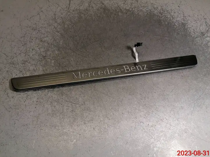 Mercedes-Benz GL X166 (2013 - 2019) A1666801235 Внутренняя отделка переднего порога — фото 6