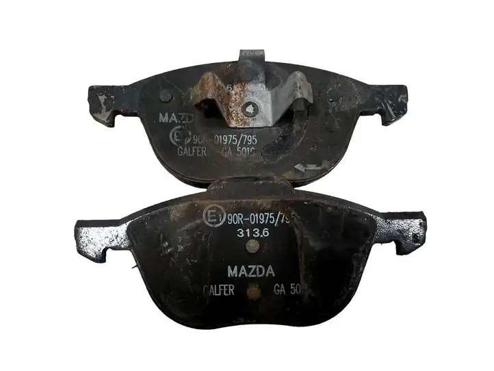 Mazda 5 (2005 - 2010) 90R01975795 Передние тормозные колодки — фото 4