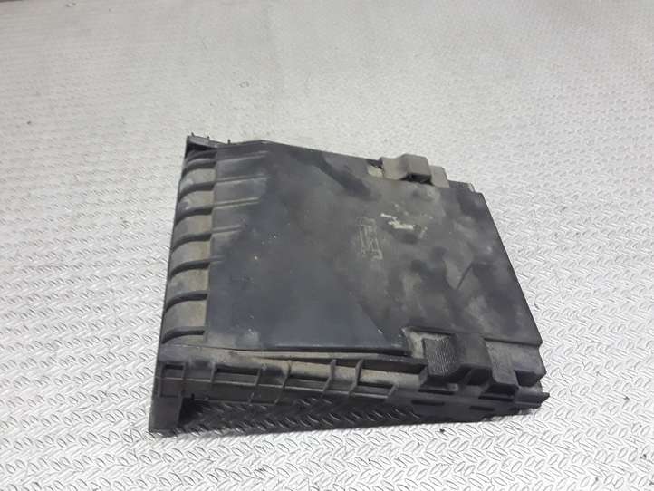Volkswagen PASSAT B6 (2005 - 2010)  1K0937132F Крышка ящика предохранителей