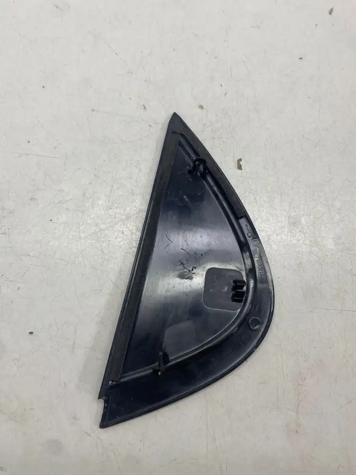 Toyota Yaris XP210 (2020 - ) 757070d010 Накладка стекла задней двери — фото 1