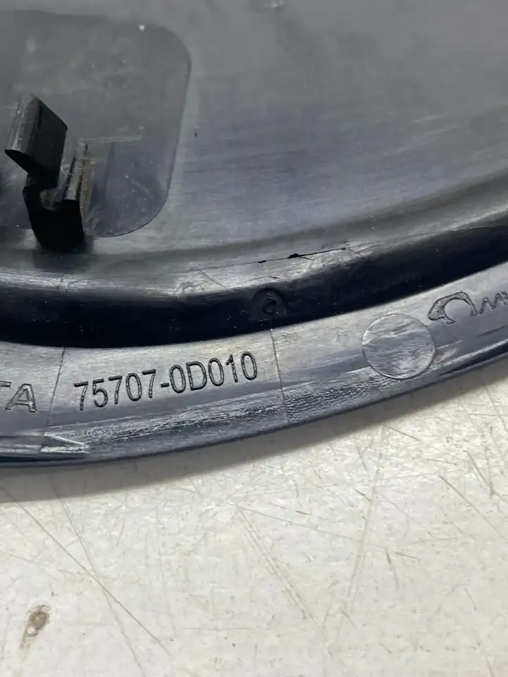 Toyota Yaris XP210 (2020 - ) 757070d010 Накладка стекла задней двери — фото 4