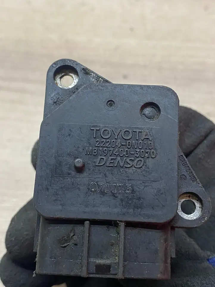 Toyota Corolla Verso AR10 (2004 - 2009) 222040n010 Датчик массового расхода воздуха — фото 3