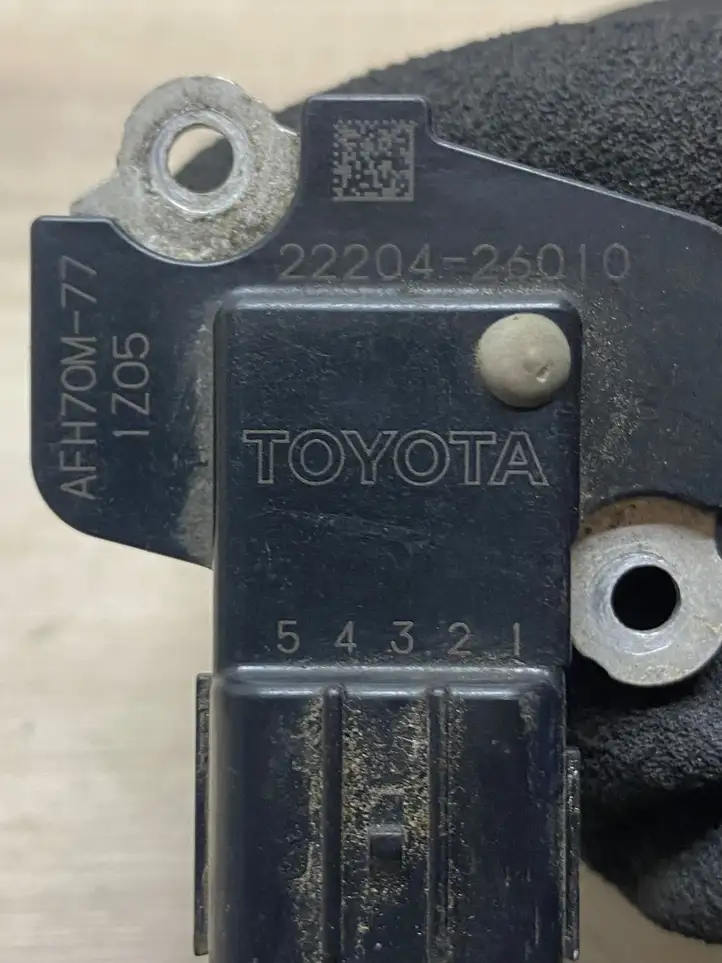 Toyota RAV 4 (XA40) (2012 - 2018) 2220426010 Датчик массового расхода воздуха — фото 5