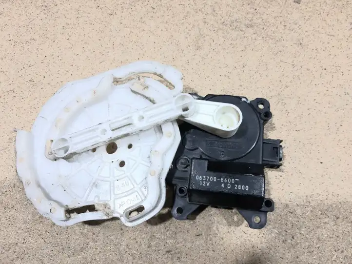 Toyota Avensis Verso (2001 - 2004) 0637008600 Двигатель задвижки потока воздуха — фото 1