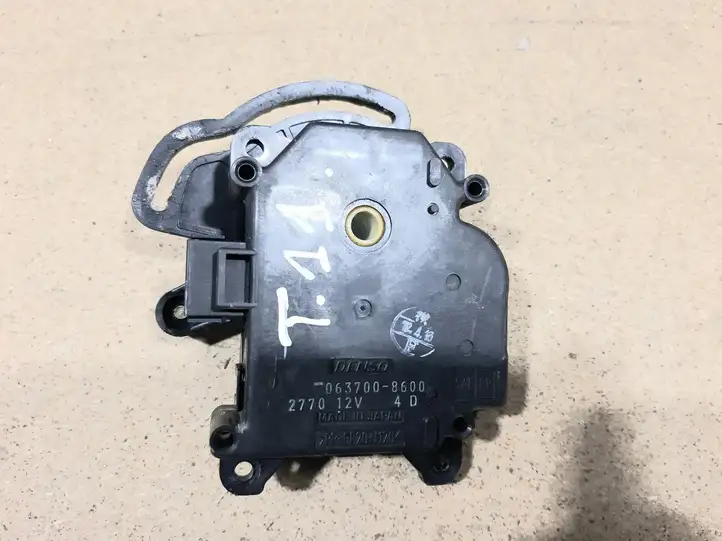 Toyota Avensis Verso (2001 - 2004) 0637008600 Двигатель задвижки потока воздуха — фото 1