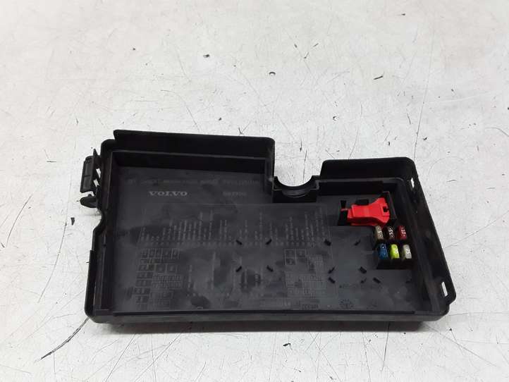 Volvo V50 (2004 - 2008)  318818044 Крышка ящика предохранителей