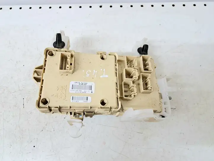 Toyota Corolla Verso AR10 (2004 - 2009) 892210F010 Блок предохранителей — фото 1