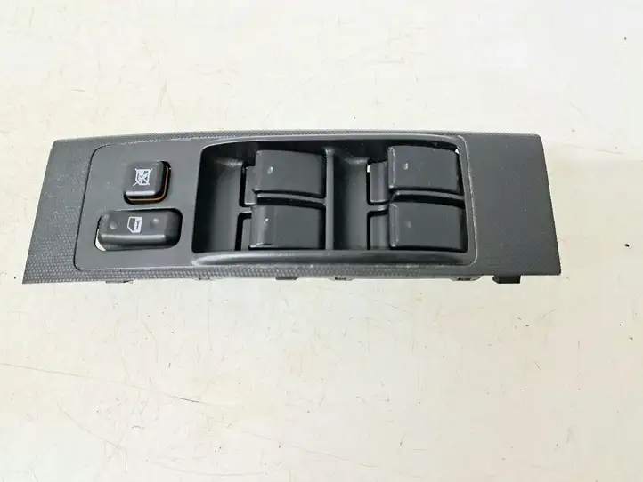Toyota Corolla Verso AR10 (2004 - 2009) 848200F030 Блок кнопок стеклоподъемников — фото 1