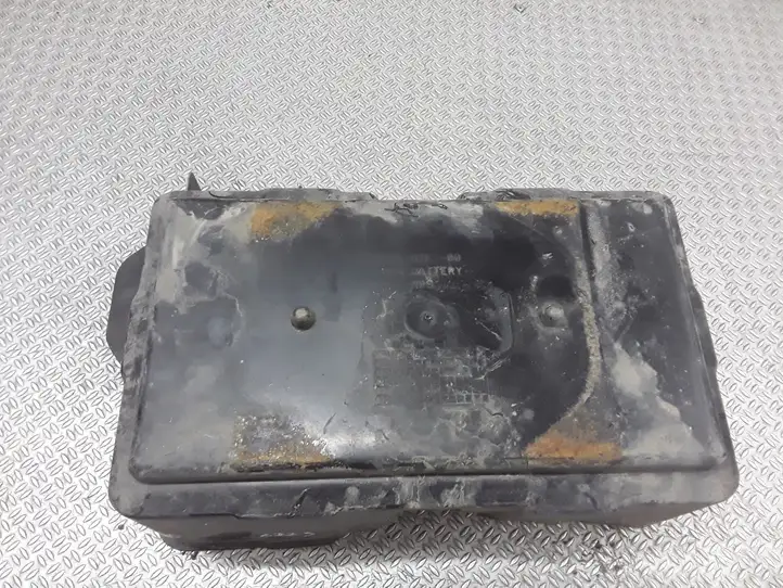 Honda FR-V (2004 - 2009)   Ящик аккумулятора