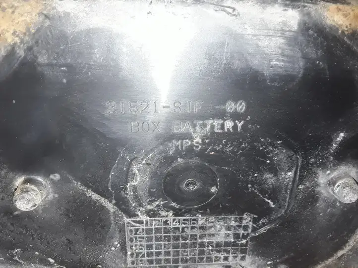 Honda FR-V (2004 - 2009)   Ящик аккумулятора