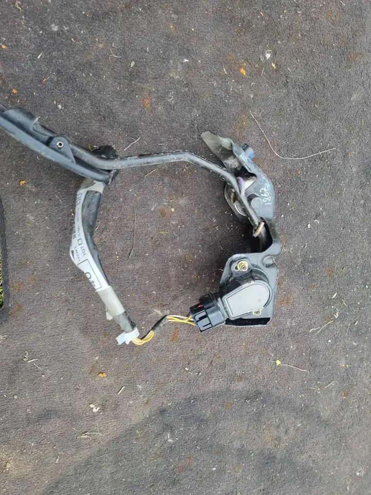 Toyota Corolla Verso AR10 (2004 - 2009) 822230F040 Педаль акселератора — фото 1