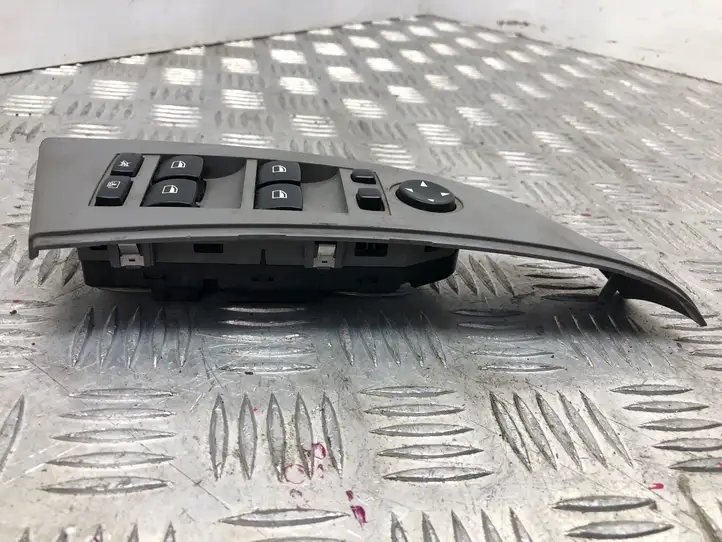 BMW 5 E60 E61 (2004 - 2010) 6939108 Кнопка стеклоподъемников — фото 1
