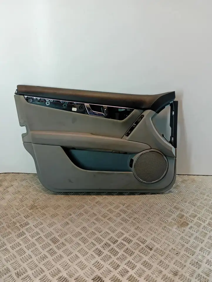 Mercedes-Benz C W204 (2007 - 2014) A2045409433002 Обшивка передней двери — фото 1