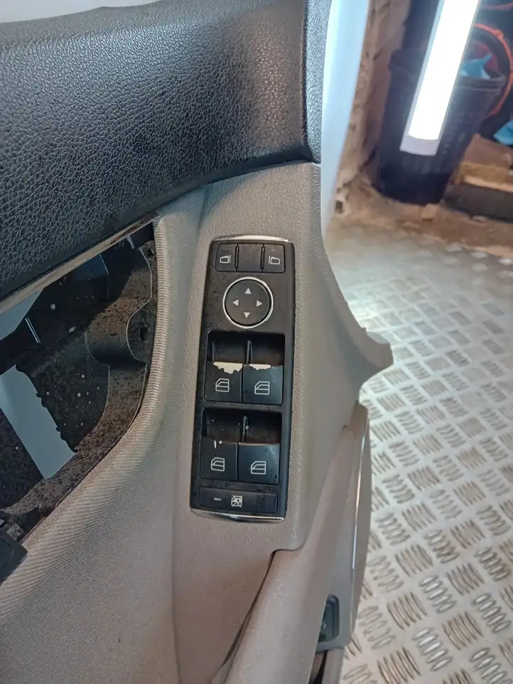 Mercedes-Benz C W204 (2007 - 2014) A2045409433002 Обшивка передней двери — фото 4