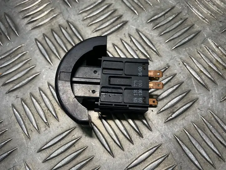 Opel Astra G (1998 - 2004) 09138059 Включатель аварийных фонарей — фото 2