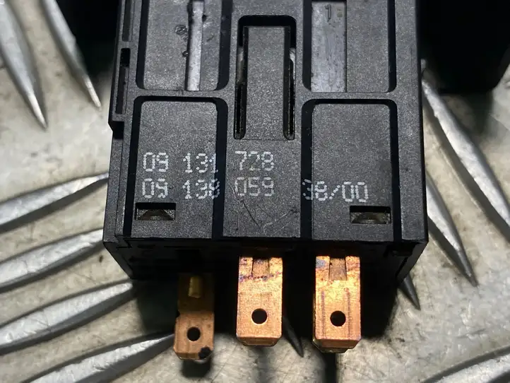 Opel Astra G (1998 - 2004) 09138059 Включатель аварийных фонарей — фото 4