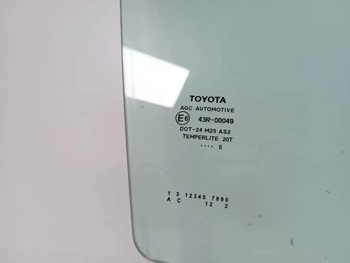 Toyota Auris E180 (2012 - 2018) 68101-02360 Стекло передней двери — фото 3