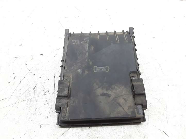 Volkswagen Golf V (2003 - 2009)  1K0937132F Крышка ящика предохранителей