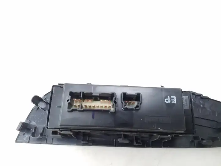 Nissan Qashqai (2013 - 2017) Кнопка стеклоподъемников — фото 3