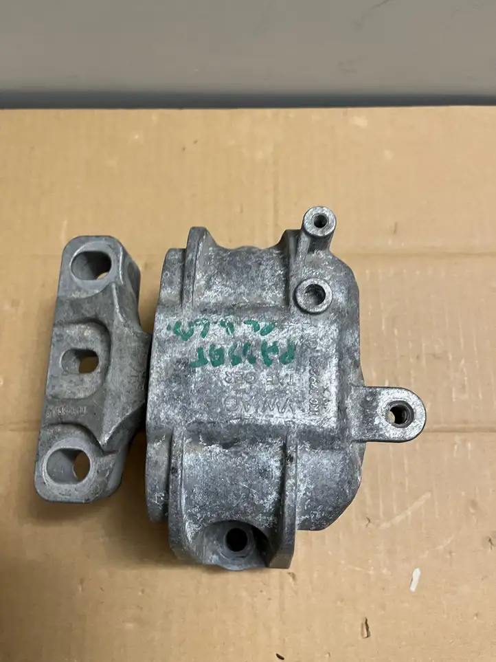 Volkswagen PASSAT B6 (2005 - 2010) 1K0199262C Опора двигателя — фото 4