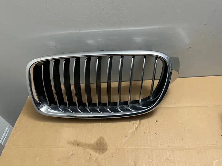 BMW 3 F30 F35 F31 (2012 - 2018) 51137255411 Передняя решетка — фото 1