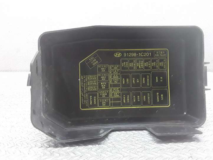 Hyundai Getz (2002 - 2005)  912981C201 Крышка ящика предохранителей