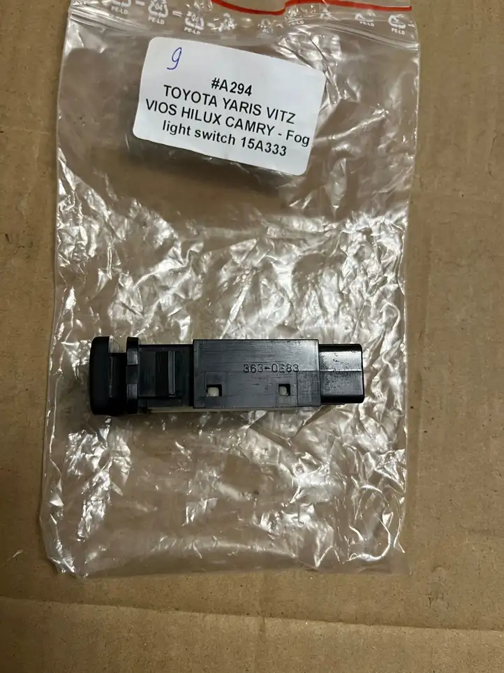 Toyota Land Cruiser (J120) (2002 - 2009) 15A333 Кнопка обогрева стекла — фото 2