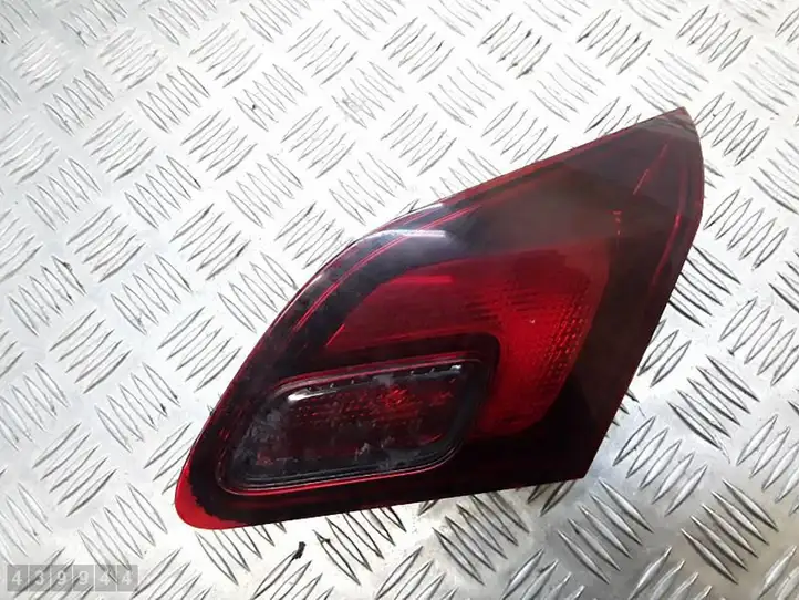 Opel Astra J (2009 - 2012) 1090098 Задний фонарь в крышке багажника — фото 1