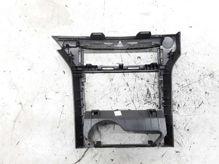 Opel Astra (2004 - 2009)  331985437 Отделочный щит панели (центральный)